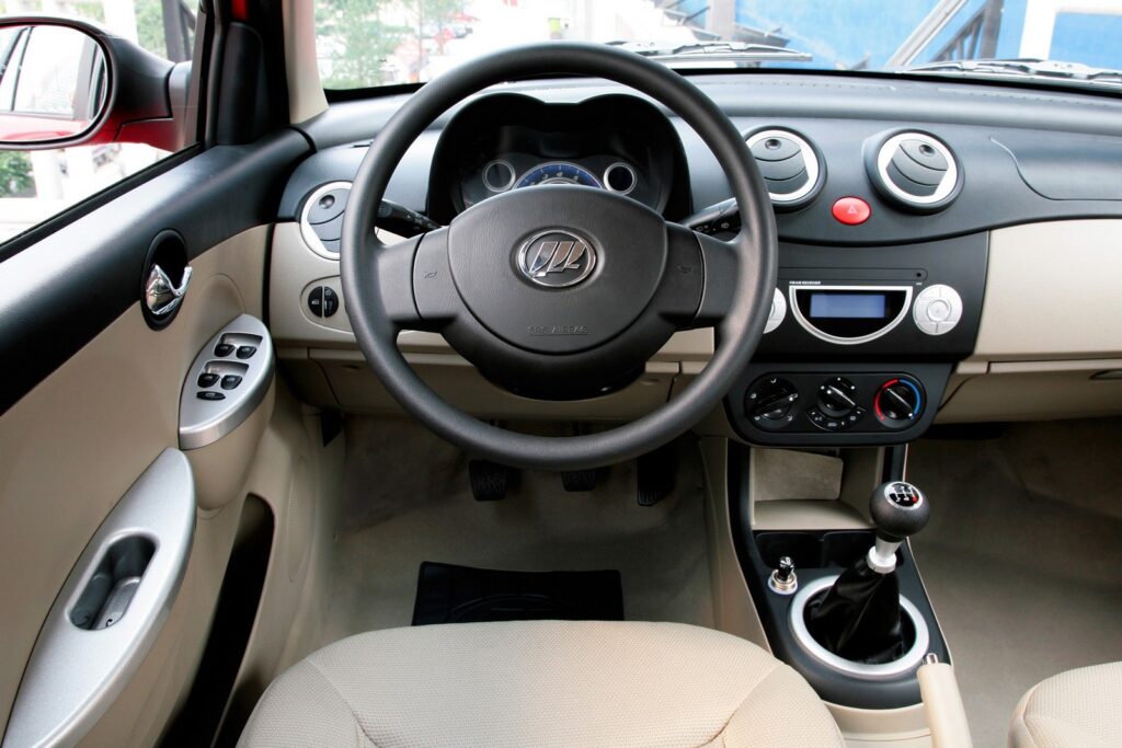 ТОП-20 маленьких машин для девушек 2026 (марки, стоимость, фото)