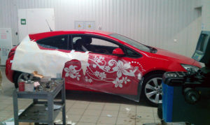 Автомобильная пленка в 2026 (стоит ли клеить, плюсы и минусы)