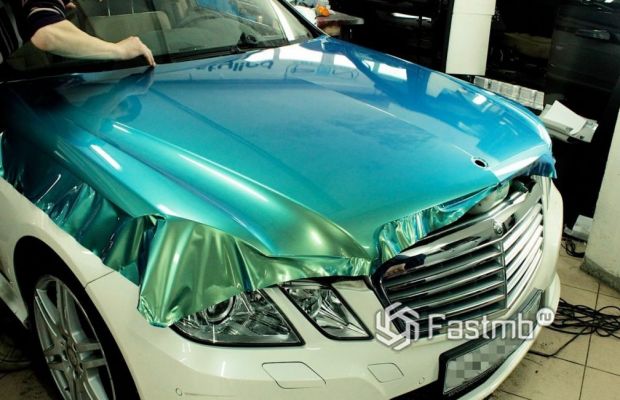 Автомобильная пленка в 2026 (стоит ли клеить, плюсы и минусы)