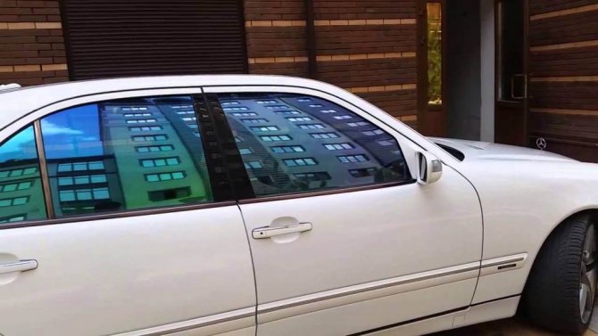 Автомобильная пленка в 2026 (стоит ли клеить, плюсы и минусы)