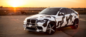 Автомобильная пленка в 2026 (стоит ли клеить, плюсы и минусы)