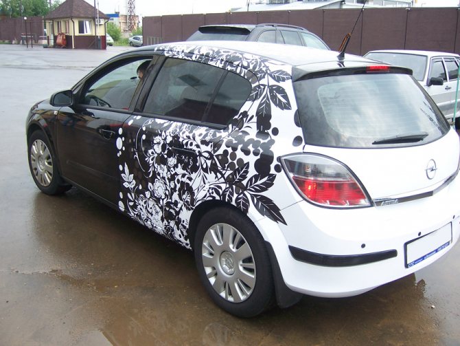 Автомобильная пленка в 2026 (стоит ли клеить, плюсы и минусы)