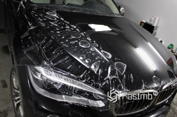 Автомобильная пленка в 2026 (стоит ли клеить, плюсы и минусы)