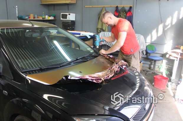 Автомобильная пленка в 2026 (стоит ли клеить, плюсы и минусы)