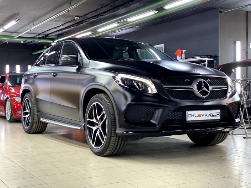 Автомобильная пленка в 2026 (стоит ли клеить, плюсы и минусы)