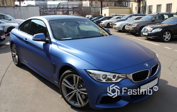 Автомобильная пленка в 2026 (стоит ли клеить, плюсы и минусы)