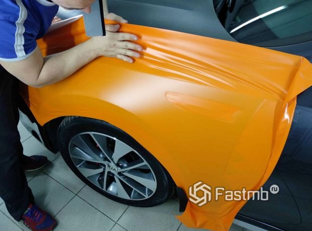 Автомобильная пленка в 2026 (стоит ли клеить, плюсы и минусы)