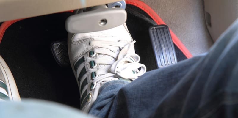 Проваливается педаль тормоза: 15 причин и методы ремонта своими руками