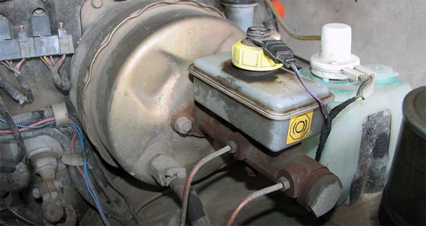 Проваливается педаль тормоза: 15 причин и методы ремонта своими руками