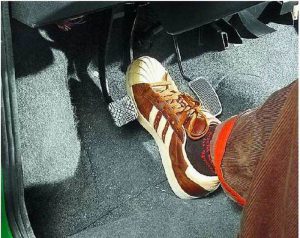 Проваливается педаль тормоза: 15 причин и методы ремонта своими руками