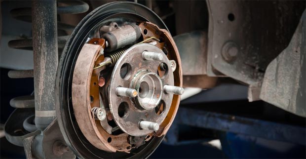 Проваливается педаль тормоза: 15 причин и методы ремонта своими руками