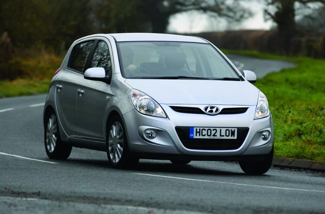 ТОП-39 лучших машин для девушки новичка в 2026 году