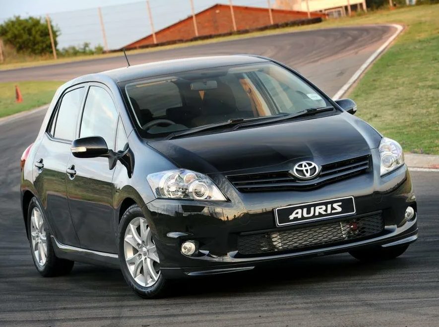 ТОП-39 лучших машин для девушки новичка в 2026 году