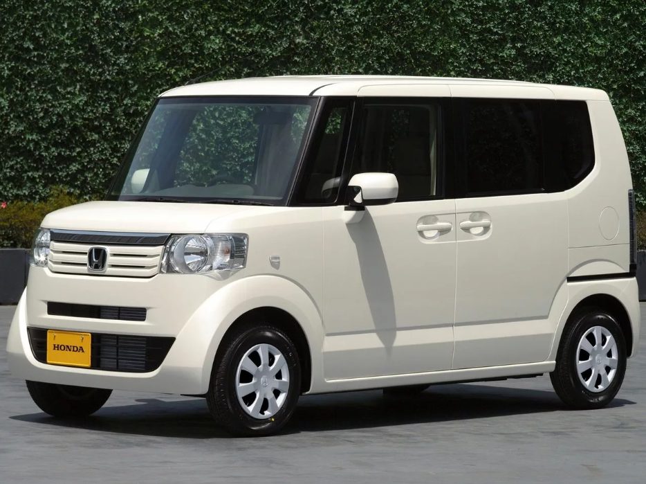 ТОП-39 лучших машин для девушки новичка в 2026 году