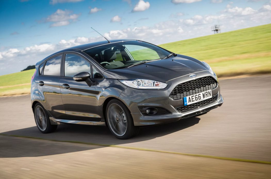 ТОП-39 лучших машин для девушки новичка в 2026 году