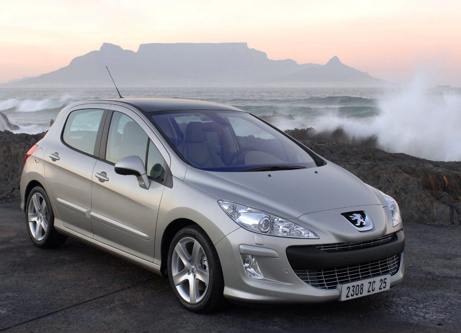 ТОП-39 лучших машин для девушки новичка в 2026 году