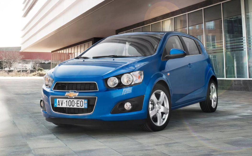 ТОП-39 лучших машин для девушки новичка в 2026 году