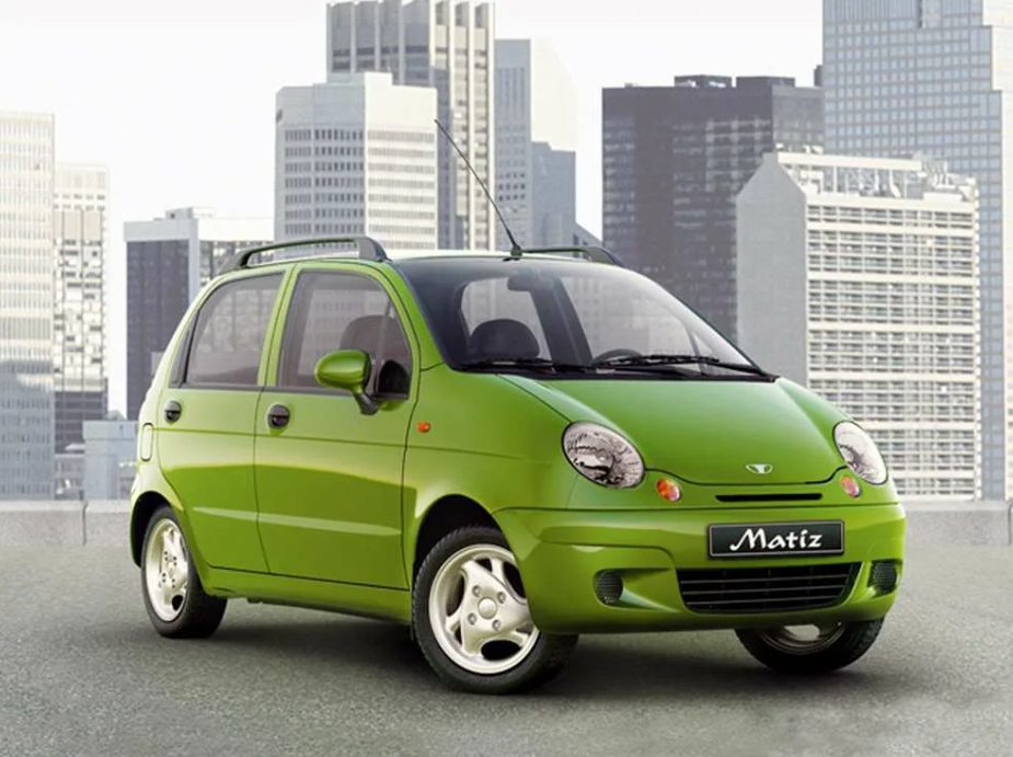 ТОП-39 лучших машин для девушки новичка в 2026 году