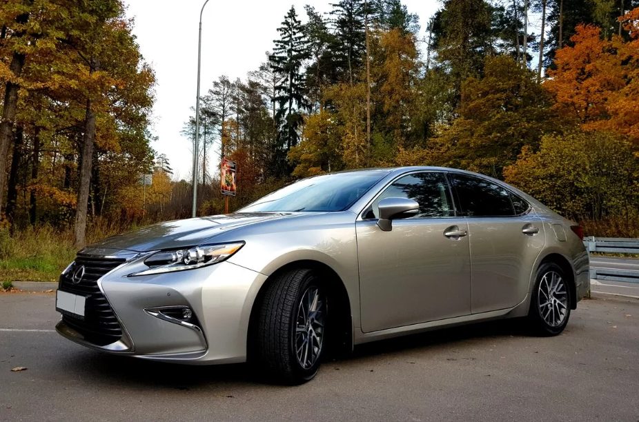 ТОП-39 лучших машин для девушки новичка в 2026 году