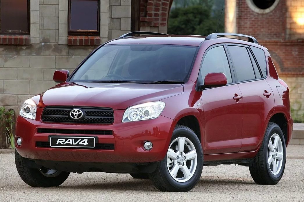 ТОП-39 лучших машин для девушки новичка в 2026 году