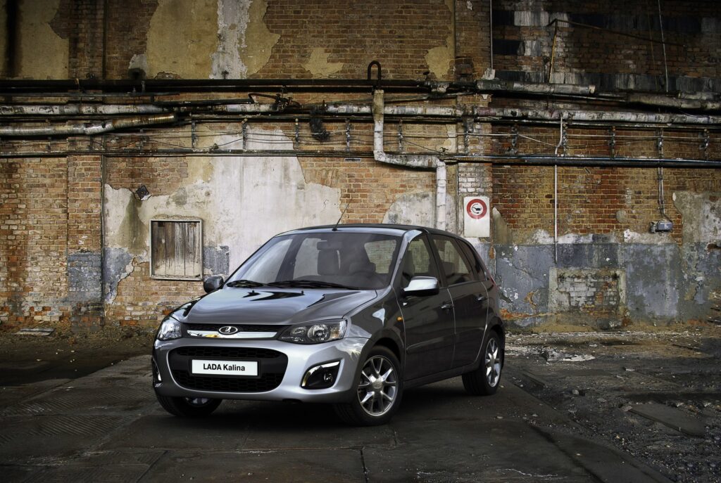 ТОП-20 машин за 300 000 рублей в 2026 году