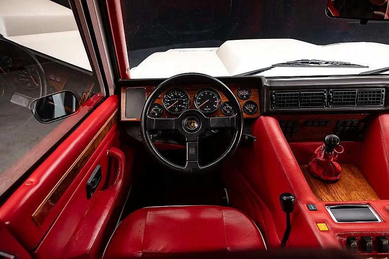 Рост цен на Lamborghini LM002: легендарный внедорожник становится коллекционной редкостью