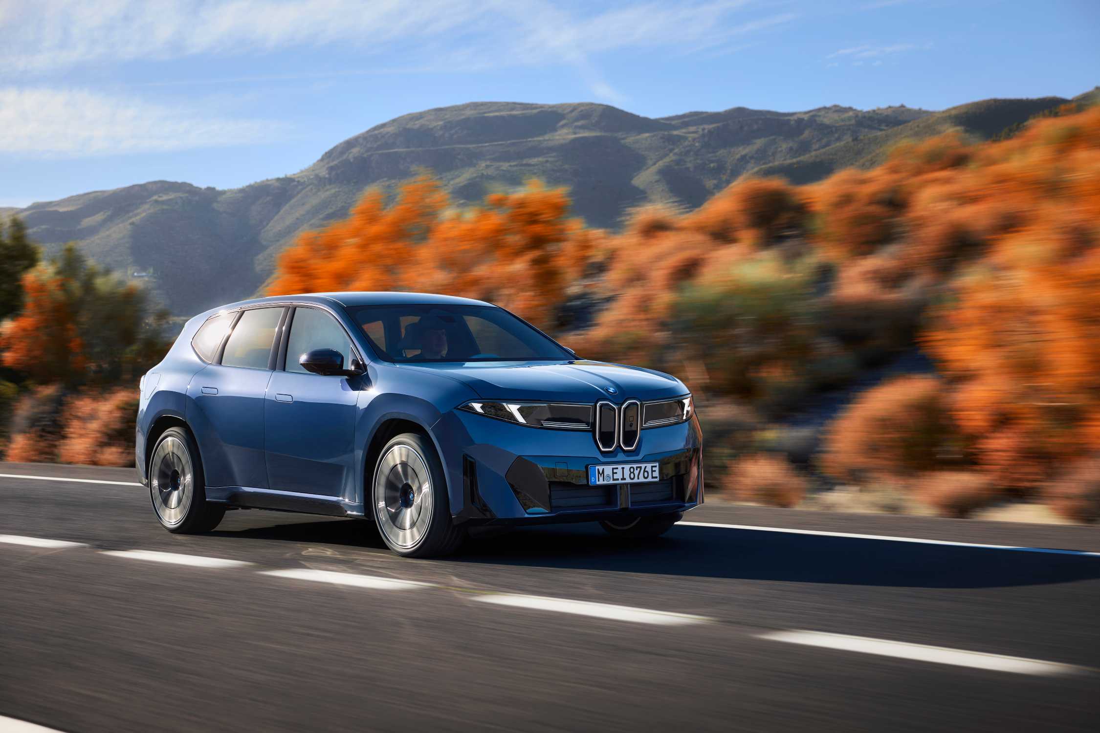 BMW iX3 — автомобиль года 2026 BMW iX3 на дороге, фронтальный ракурс в движении