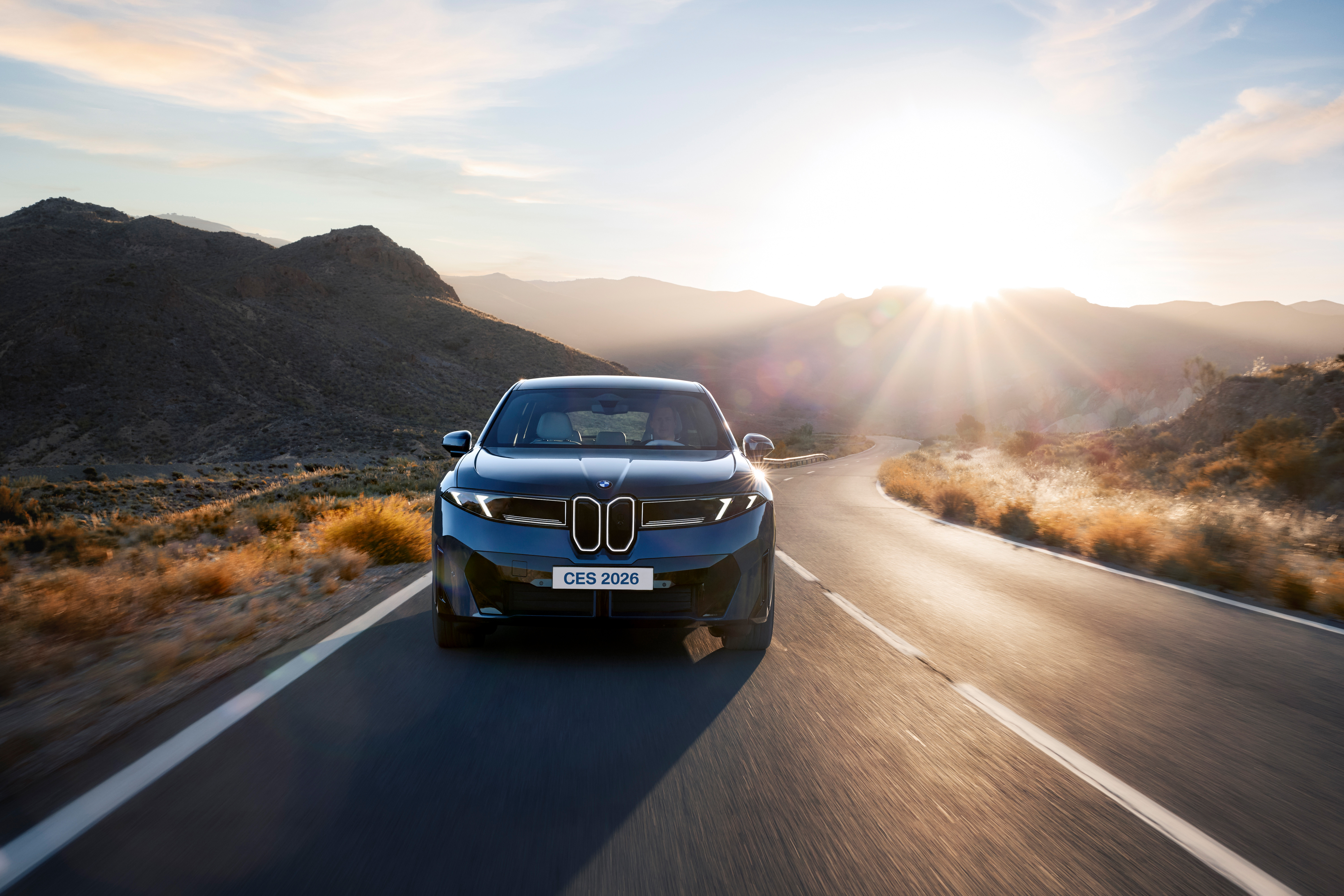 BMW iX3 на CES 2026 BMW iX3 CES 2026, фронтальный ракурс на дороге