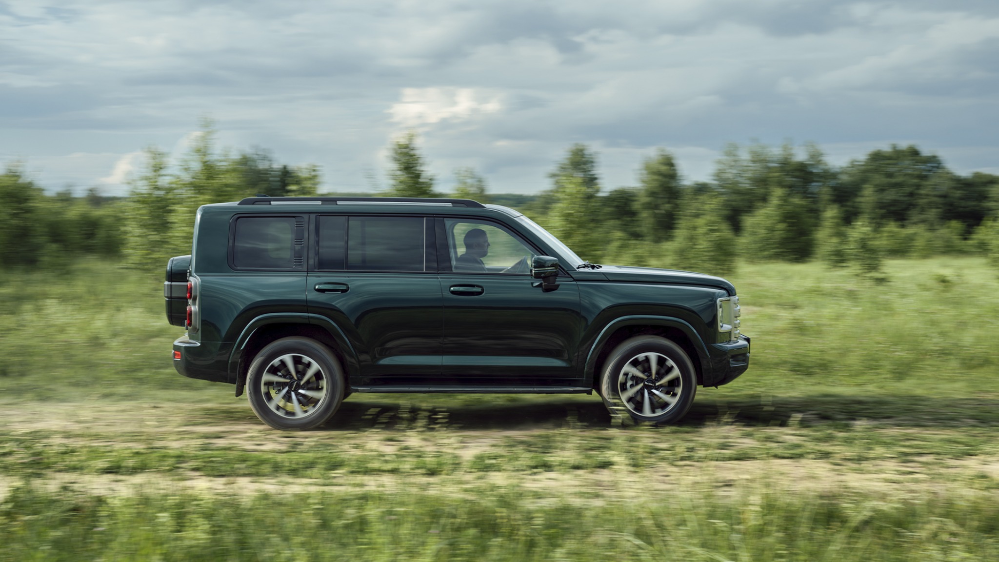 Haval H9 вид сбоку в движении Haval H9 в движении сбоку — крупный китайский внедорожник